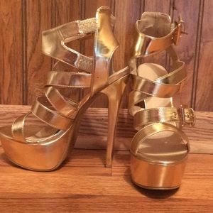 👻 Gold metallic heels 👻